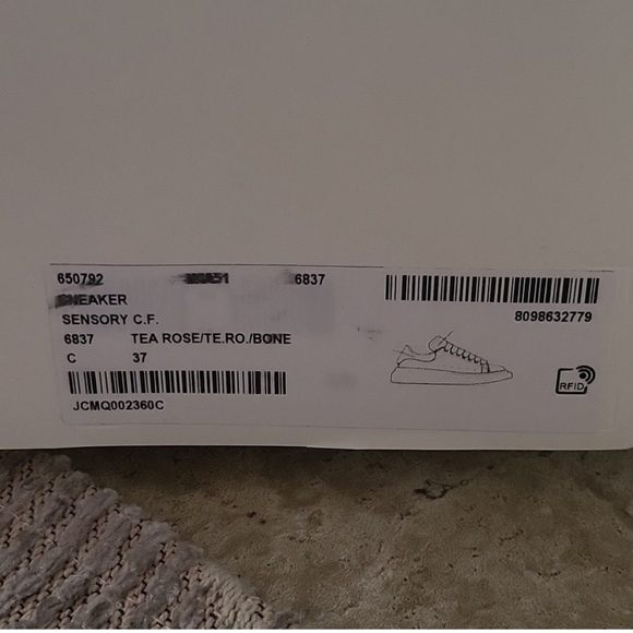 Alexander McQueen - Picture 8 of 8